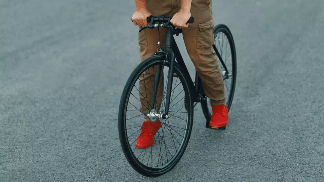 should your feet touch the ground on a bike