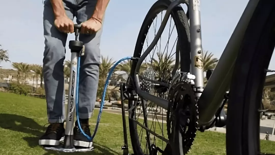 how to use a schwinn bike pump