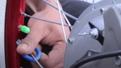 how to tighten spokes on a bike